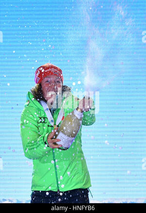 Hochfilzen, en Autriche. 12 Février, 2017. Champion du Monde Laura Dahlmeier de Allemagne célèbre avec une bouteille de sekt lors de la cérémonie de la victoire du 10 km poursuite femmes aux championnats du monde de biathlon à Hochfilzen, en Autriche, 12 février 2017. Photo : Martin Schutt/dpa-Zentralbild/dpa/Alamy Live News Banque D'Images