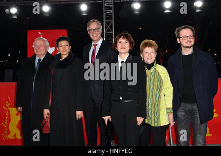 Berlin, Allemagne. 12 Février, 2017. Le parti de gauche les politiciens Oskar Lafontaine (l-r), Sahra Wagenknecht, Dietmar Bartsch, Katja Kipping, Petra Pau, et Kristian Ronneburg au gala pour le film 'Le jeune Karl Marx' à la 67ème Festival du Film International de Berlin, Berlinale, à Berlin, Allemagne, 12 février 2017. La fiction, c'est une co-production à partir de la France, l'Allemagne et la Belgique, est présentée dans la section "Berlinale Special". Photo : Britta Pedersen/dpa-Zentralbild/dpa/Alamy Live News Banque D'Images