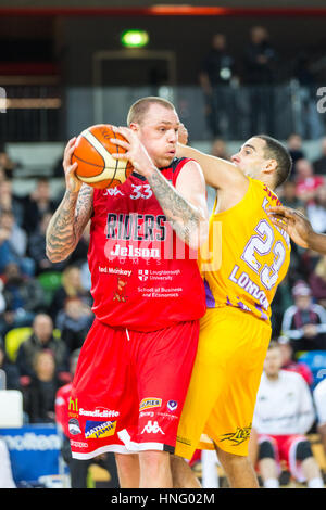 Boîte de cuivre, Londres, 12 février 2017. Les tensions exacerbées dans le BBL match de basket-ball entre l'équipe d'accueil Lions Londres et actuel leader Leicester Riders. Riders win 84-80 Crédit : Imageplotter News et Sports/Alamy Live News Banque D'Images