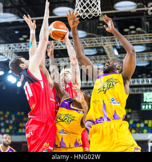 Boîte de cuivre, Londres, 12 février 2017. Les tensions exacerbées dans le BBL match de basket-ball entre l'équipe d'accueil Lions Londres et actuel leader Leicester Riders. Riders win 84-80 Crédit : Imageplotter News et Sports/Alamy Live News Banque D'Images