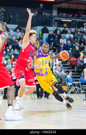 Boîte de cuivre, Londres, 12 février 2017. Les Lions' Alex Owumi pousse en avant avec la balle. Les tensions exacerbées dans le BBL match de basket-ball entre l'équipe d'accueil Lions Londres et actuel leader Leicester Riders. Riders win 84-80 Crédit : Imageplotter News et Sports/Alamy Live News Banque D'Images