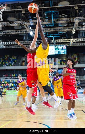 Boîte de cuivre, Londres, 12 février 2017. Le capitaine Joe Lions Londres Ikninmwin saute à la panier pour un point. Les tensions exacerbées dans le BBL match de basket-ball entre l'équipe d'accueil Lions Londres et actuel leader Leicester Riders. Riders win 84-80 Crédit : Imageplotter News et Sports/Alamy Live News Banque D'Images