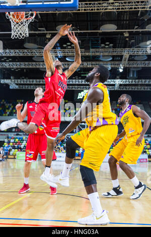 Boîte de cuivre, Londres, 12 février 2017. Le capitaine Joe Lions Londres Ikninmwin sauts et Riders' a appelé Sullivan sous le panier. Les tensions exacerbées dans le BBL match de basket-ball entre l'équipe d'accueil Lions Londres et actuel leader Leicester Riders. Riders win 84-80. Credit : Imageplotter News et Sports/Alamy Live News Banque D'Images