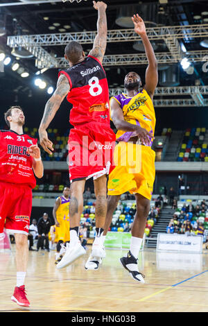 Boîte de cuivre, Londres, 12 février 2017. Riders a appelé Sullivan (8) et les Lions' Rashad Hassan (22) sous le panier. Les tensions exacerbées dans le BBL match de basket-ball entre l'équipe d'accueil Lions Londres et actuel leader Leicester Riders. Riders win 84-80 Crédit : Imageplotter News et Sports/Alamy Live News Banque D'Images