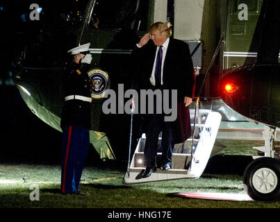 Le Président des Etats-Unis, Donald J. Trump salue le garde maritime alors qu'il retourne à la Maison Blanche après un week-end à Mar-a-Lago, en Floride, le Dimanche, Février 12, 2017. Le Président a passé vendredi et samedi avec le Premier ministre Shinzo Abe jouant Banque D'Images