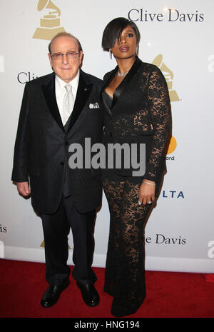 Los Angeles, CA - 11 février : Clive Davis, Jennifer Hudson, au gala des GRAMMY Hommage aux icônes de l'industrie et honorer Debra Lee, au Beverly Hilton Hotel en Californie le 11 février 2017. Banque D'Images