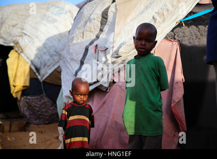 Mogadiscio, Somalie. 12 Février, 2017. Deux garçons sont vus à Misan camp de personnes déplacées de Mogadiscio, capitale de la Somalie, le 12 février 2017. Camp de personnes déplacées de Misan est situé à la périphérie de Mogadiscio. En fonction de l'Action Humanitaire Polonaise, 193 maisons sont ici d'occupation. L'Office des Nations Unies pour les affaires humanitaires (OCHA) a indiqué le nombre de personnes ayant besoin d'une assistance à la Somalie ?a augmenté à 6,2 millions de dollars, soit environ la moitié de la population. Près de trois millions de personnes sont considérées comme en situation de crise et d'urgence de l'insécurité alimentaire. Credit : Pan Siwei/Xinhua/Alamy Live News Banque D'Images