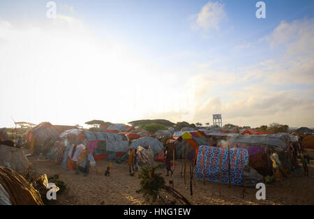 Mogadiscio. 12 Février, 2017. Photo prise le 12 février 2017 présente une vue de Misan camp de personnes déplacées de Mogadiscio, capitale de la Somalie. Camp de personnes déplacées de Misan est situé à la périphérie de Mogadiscio. En fonction de l'Action Humanitaire Polonaise, 193 maisons sont ici d'occupation. L'Office des Nations Unies pour les affaires humanitaires (OCHA) a indiqué le nombre de personnes ayant besoin d'une assistance à la Somalie ?a augmenté à 6,2 millions de dollars, soit environ la moitié de la population. Près de trois millions de personnes sont considérées comme en situation de crise et d'urgence de l'insécurité alimentaire. Credit : Pan Siwei/Xinhua/Alamy Live News Banque D'Images