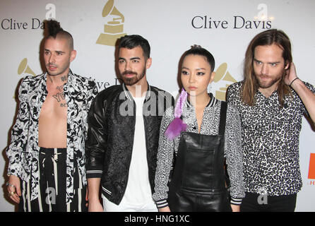 Los Angeles, CA. Feb 11, 2017. Cole Whittle, Joe Jonas, JinJoo Lee, Jack Lawless, de DNCE, au gala des GRAMMY Hommage aux icônes de l'industrie et honorer Debra Lee, au Beverly Hilton Hotel en Californie le 11 février 2017. Banque D'Images