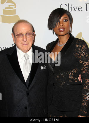 Los Angeles, CA. Feb 11, 2017. Clive Davis, Jennifer Hudson, au gala des GRAMMY Hommage aux icônes de l'industrie et honorer Debra Lee, au Beverly Hilton Hotel en Californie le 11 février 2017. Banque D'Images