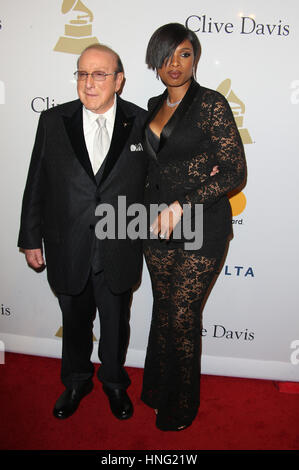 Los Angeles, CA. Feb 11, 2017. Clive Davis, Jennifer Hudson, au gala des GRAMMY Hommage aux icônes de l'industrie et honorer Debra Lee, au Beverly Hilton Hotel en Californie le 11 février 2017. Banque D'Images