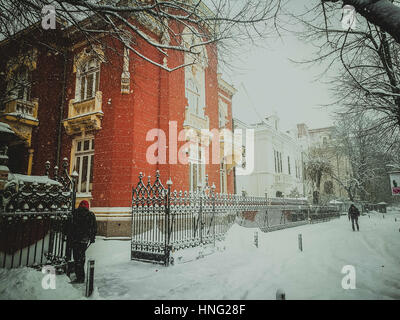 Bucharest, Bucarest, la Chine. 12 Février, 2017. La neige hits Bucarest, Roumanie en janvier 2017. Crédit : SIPA Asie/ZUMA/Alamy Fil Live News Banque D'Images