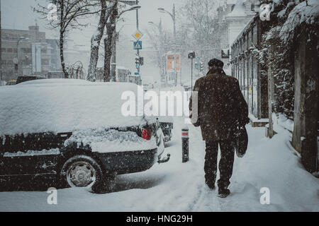 Bucharest, Bucarest, la Chine. 12 Février, 2017. La neige hits Bucarest, Roumanie en janvier 2017. Crédit : SIPA Asie/ZUMA/Alamy Fil Live News Banque D'Images