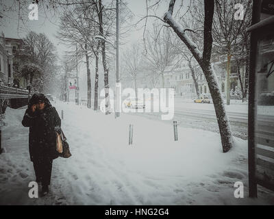 Bucharest, Bucarest, la Chine. 12 Février, 2017. La neige hits Bucarest, Roumanie en janvier 2017. Crédit : SIPA Asie/ZUMA/Alamy Fil Live News Banque D'Images