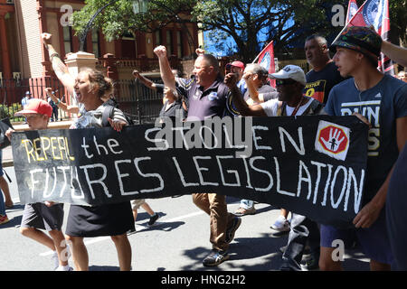 Sydney, Australie. Feb 13, 2017. Au 9e anniversaire de l'ancien Premier ministre australien Kevin Rudd's 'excuses' l'organisation 'grands-mères contre l'absorption' a organisé une marche de protestation de l'Hyde Park à la fontaine , le Parlement. Credit : Crédit : Richard Milnes/Alamy Live News Banque D'Images