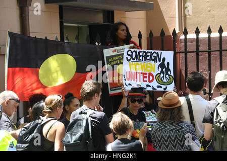 Sydney, Australie. Feb 13, 2017. Au 9e anniversaire de l'ancien Premier ministre australien Kevin Rudd's 'excuses' l'organisation 'grands-mères contre l'absorption' a organisé une marche de protestation de l'Hyde Park à la fontaine , le Parlement. Credit : Crédit : Richard Milnes/Alamy Live News Banque D'Images