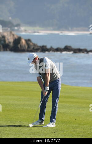 Plage de galets, USA. 12 Février, 2017. Pebble Beach, Californie, USA Brandt Snedeker hits à la 18e, tout en participant, à Pebble Beach liens lors de la dernière ronde de la célèbre Pro-Am, AT&T, 2017 : Crédit d'Motofoto/Alamy Live News Banque D'Images