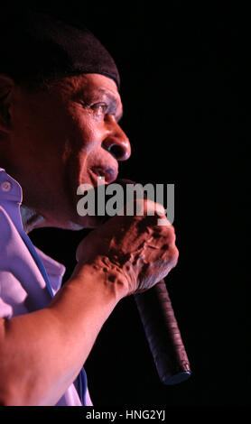 Fichier. 12 Février, 2017. ALWIN LOPEZ JARREAU 'AL' (12 mars 1940 - 12 février 2017) était une chanteuse de jazz. Il a remporté sept Grammy Awards et a été nommé pour plus d'une douzaine d'autres. Il est peut-être mieux connu pour son album 1981 a vie' loin, pour avoir chanté la chanson thème de la fin des années 80, série télévisée au noir, et comme interprète dans la charité 1985 Chanson "Nous sommes le monde." Photo : Aug 20, 2004 - New York - chanteuse de jazz Al Jarreau à 101.9 CD Jazz Fest 2004 tenue à Rumsey Playfield, Central Park. Credit : Nancy Kaszerman ZUMAPRESS.com/Alamy/Live News Banque D'Images