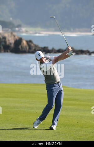 Plage de galets, USA. 12 Février, 2017. Pebble Beach, Californie, USA Brandt Snedeker hits à la 18e, tout en participant, à Pebble Beach liens lors de la dernière ronde de la célèbre Pro-Am, AT&T, 2017 : Crédit d'Motofoto/Alamy Live News Banque D'Images