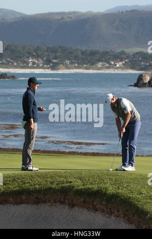 Plage de galets, USA. 12 Février, 2017. Pebble Beach, Californie, USA Jordan Spieth watches Brandt Snedeker putt sur le 72e vert avant de gagner le fameux AT&T Pro-Am, à Pebble Beach, 2017 Motofoto : Crédit/Alamy Live News Banque D'Images