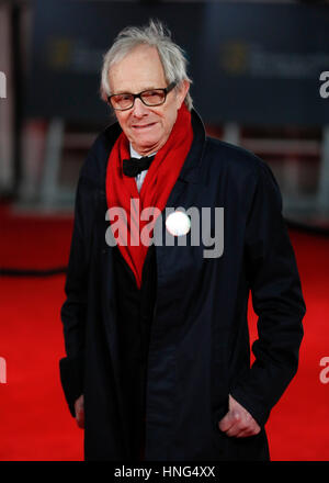 Londres, Royaume-Uni. 12 Février, 2017. Cinéaste Ken Loach arrive à la British Academy Film Awards (BAFTA) au Royal Albert Hall, dont le film "JE, Daniel Blake' remporte le prix d'excellence, film britannique à Londres, Grande-Bretagne, le 12 février 2017. Credit : Han Yan/Xinhua/Alamy Live News Banque D'Images