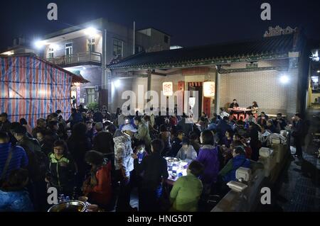 Hong Kong, Chine. 12 Février, 2017. Les villageois ont un bassin repas dans Daputou Village, Hong Kong, Chine du sud, le 12 février 2017. Repas du bassin est une coutume populaire ici à Hong Kong lors de festivals. Credit : Wang Shen/Xinhua/Alamy Live News Banque D'Images