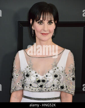 Los Angeles, USA. 12 Février, 2017. Enya arrivant à la 59e cérémonie annuelle de remise des Prix Grammy 2017 au Staples Center de Los Angeles. Le 12 février 2017. Credit : Tsuni/USA/Alamy Live News Banque D'Images