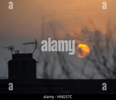 Wimbledon, Londres, Royaume-Uni. 13 février 2017. Après un week-end gris et froid, le soleil émerge enfin des nuages à l'heure de pointe le lundi matin sur les toits du sud-ouest de Londres. Crédit: Malcolm Park éditorial/Alamy Live News Banque D'Images