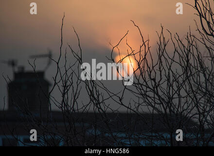 Wimbledon, Londres, Royaume-Uni. 13 février 2017. Après un week-end gris et froid, le soleil émerge enfin des nuages à l'heure de pointe le lundi matin sur les toits du sud-ouest de Londres. Crédit: Malcolm Park éditorial/Alamy Live News Banque D'Images