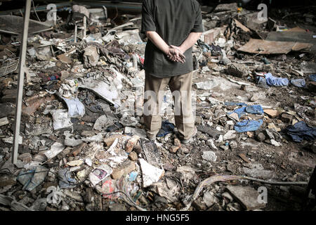 Téhéran, Iran. 12 Février, 2017. Un propriétaire de boutique regarde sa boutique endommagé lors de l'effondrement d'un immeuble commercial du site, à Téhéran, capitale de l'Iran, le 12 février 2017. Au moins 30 personnes ont été tuées dans l'effondrement d'un édifice de 16 étages le Jan 19, appuyez sur TV signalés. Credit : Ahmad Halabisaz/Xinhua/Alamy Live News Banque D'Images