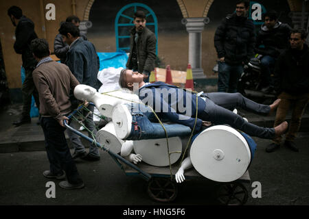 Téhéran, Iran. 12 Février, 2017. Un propriétaire de magasin de l'Iran met en valeur ses mannequins de l'effondrement d'un immeuble commercial du site, à Téhéran, capitale de l'Iran, le 12 février 2017. Au moins 30 personnes ont été tuées dans l'effondrement d'un édifice de 16 étages le Jan 19, appuyez sur TV signalés. Credit : Ahmad Halabisaz/Xinhua/Alamy Live News Banque D'Images