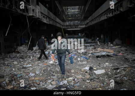 Téhéran, Iran. 12 Février, 2017. Les propriétaires de magasins iraniens vous pouvez chercher leurs marchandises à l'effondrement d'un immeuble commercial du site, à Téhéran, capitale de l'Iran, le 12 février 2017. Au moins 30 personnes ont été tuées dans l'effondrement d'un édifice de 16 étages le Jan 19, appuyez sur TV signalés. Credit : Ahmad Halabisaz/Xinhua/Alamy Live News Banque D'Images