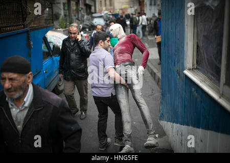 Téhéran, Iran. 12 Février, 2017. Un propriétaire de magasin de l'Iran met en valeur ses mannequins de l'effondrement d'un immeuble commercial du site, à Téhéran, capitale de l'Iran, le 12 février 2017. Au moins 30 personnes ont été tuées dans l'effondrement d'un édifice de 16 étages le Jan 19, appuyez sur TV signalés. Credit : Ahmad Halabisaz/Xinhua/Alamy Live News Banque D'Images