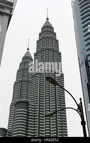 KUALA LUMPUR vers février 2017. Les Tours Petronas, une fois de plus hauts bâtiments du monde sont la pièce centrale de l'architecture de l'origine ethnique Banque D'Images