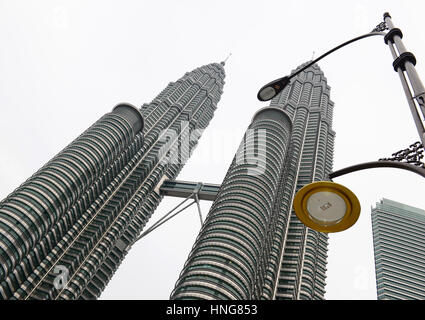 KUALA LUMPUR vers février 2017. Les Tours Petronas, une fois de plus hauts bâtiments du monde sont la pièce centrale de l'architecture de l'origine ethnique Banque D'Images