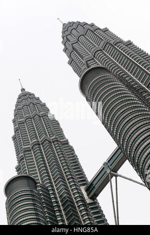 KUALA LUMPUR vers février 2017. Les Tours Petronas, une fois de plus hauts bâtiments du monde sont la pièce centrale de l'architecture de l'origine ethnique Banque D'Images