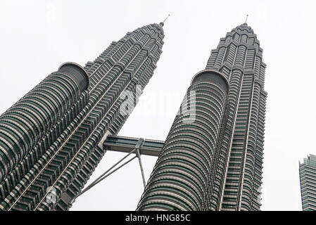 KUALA LUMPUR vers février 2017. Les Tours Petronas, une fois de plus hauts bâtiments du monde sont la pièce centrale de l'architecture de l'origine ethnique Banque D'Images