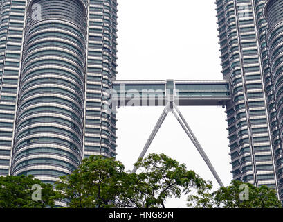 KUALA LUMPUR vers février 2017. Les Tours Petronas, une fois de plus hauts bâtiments du monde sont la pièce centrale de l'architecture de l'origine ethnique Banque D'Images