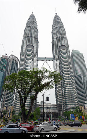 KUALA LUMPUR vers février 2017. Les Tours Petronas, une fois de plus hauts bâtiments du monde sont la pièce centrale de l'architecture de l'origine ethnique Banque D'Images