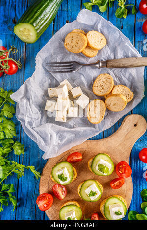 Mini sandwiches sains avec le concombre et le fromage feta Banque D'Images