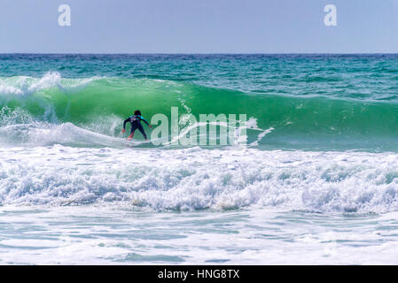 Circonscription Surfer une vague énorme pendant la compétition de surf à Lacanau, France Banque D'Images