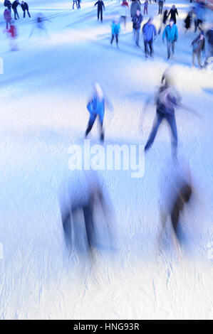 Flou de mouvement de personnes patinage sur glace. Banque D'Images