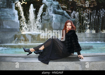 Belle fashion woman posing . Couleurs douces Banque D'Images