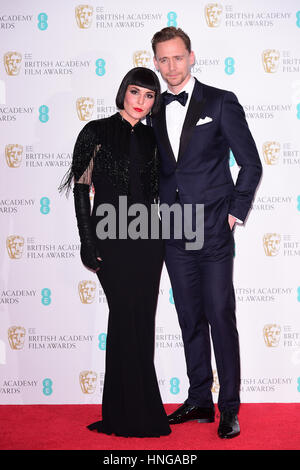 Diane Keaton et Tom HIddleston dans la salle de presse au cours de l'EE British Academy Film Awards s'est tenue au Royal Albert Hall, Kensington Gore, Kensington, Londres. ASSOCIATION DE PRESSE Photo. Photo date : dimanche 12 février 2017. Voir PA Story SHOWBIZ Baftas. Crédit photo doit se lire : Ian West/PA Wire Banque D'Images