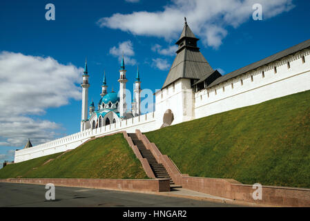 Vue de l'ancien Kremlin de Kazan et nouveau Kul-Sharif mosque incroyable Banque D'Images