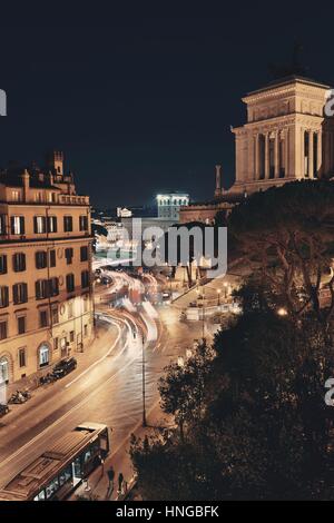 Vue sur la rue la nuit avec National Monument à Victor Emmanuel II à Rome, Italie. Banque D'Images