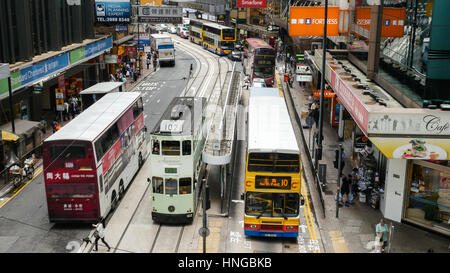 Les tramways et les bus partager occupé à Hong Kong Des Voeux Road Banque D'Images