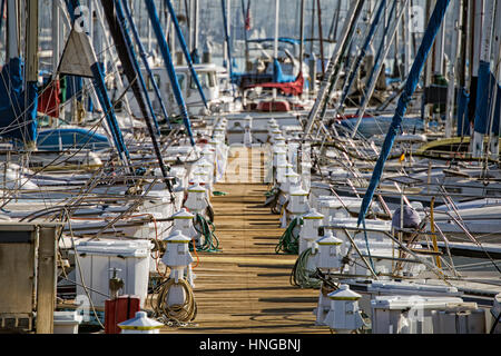 Voiliers amarrés au Fiddler's Cove Marina au sud de Coronado, CA. Banque D'Images