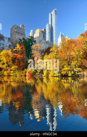 Central Park avec matin soleil brillant et urbain gratte-ciel en automne à New York City. Banque D'Images