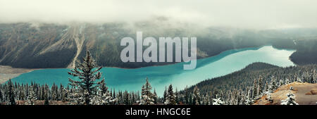 Panorama du lac Peyto en hiver avec de la neige dans le parc national de Banff, Canada Banque D'Images